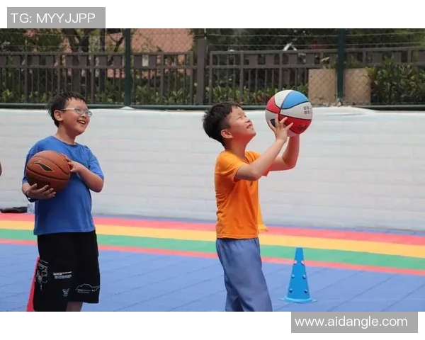 小朋友们在阳光下快乐地拿篮球玩游戏尽情享受运动的乐趣与友谊